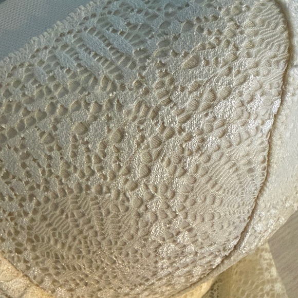 Elegant Cream Lace Bustier - Picture 2 of 9